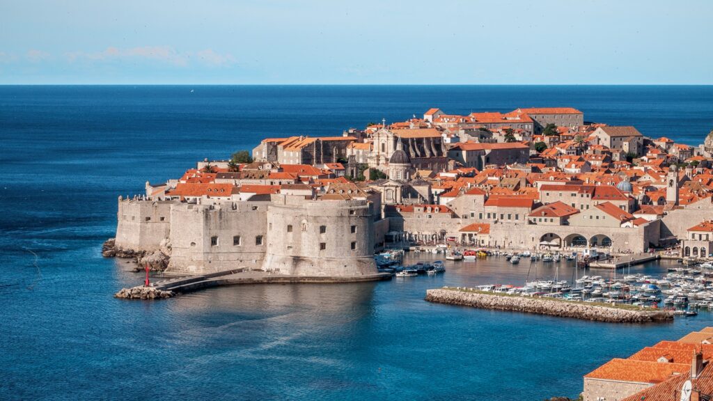 Vista panorâmica da cidade de Dubrovnik na Croácia. País que tem a moeda menor que o real