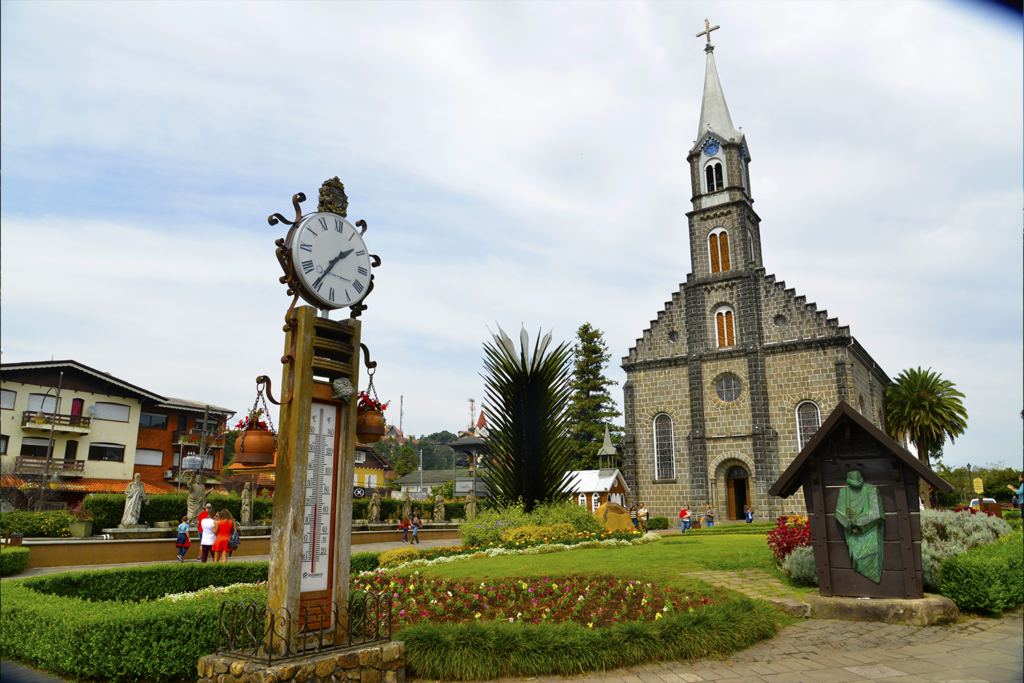 Viagem de férias. Foto de igreja antiga em Gramado
