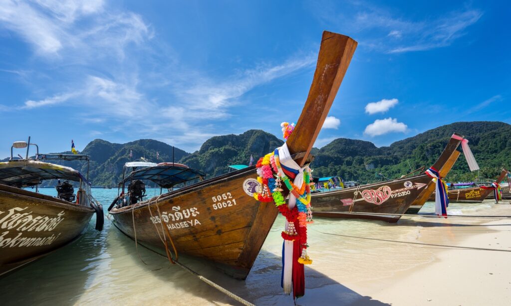 Barco ancorado nas praias de Phuket na tailândia