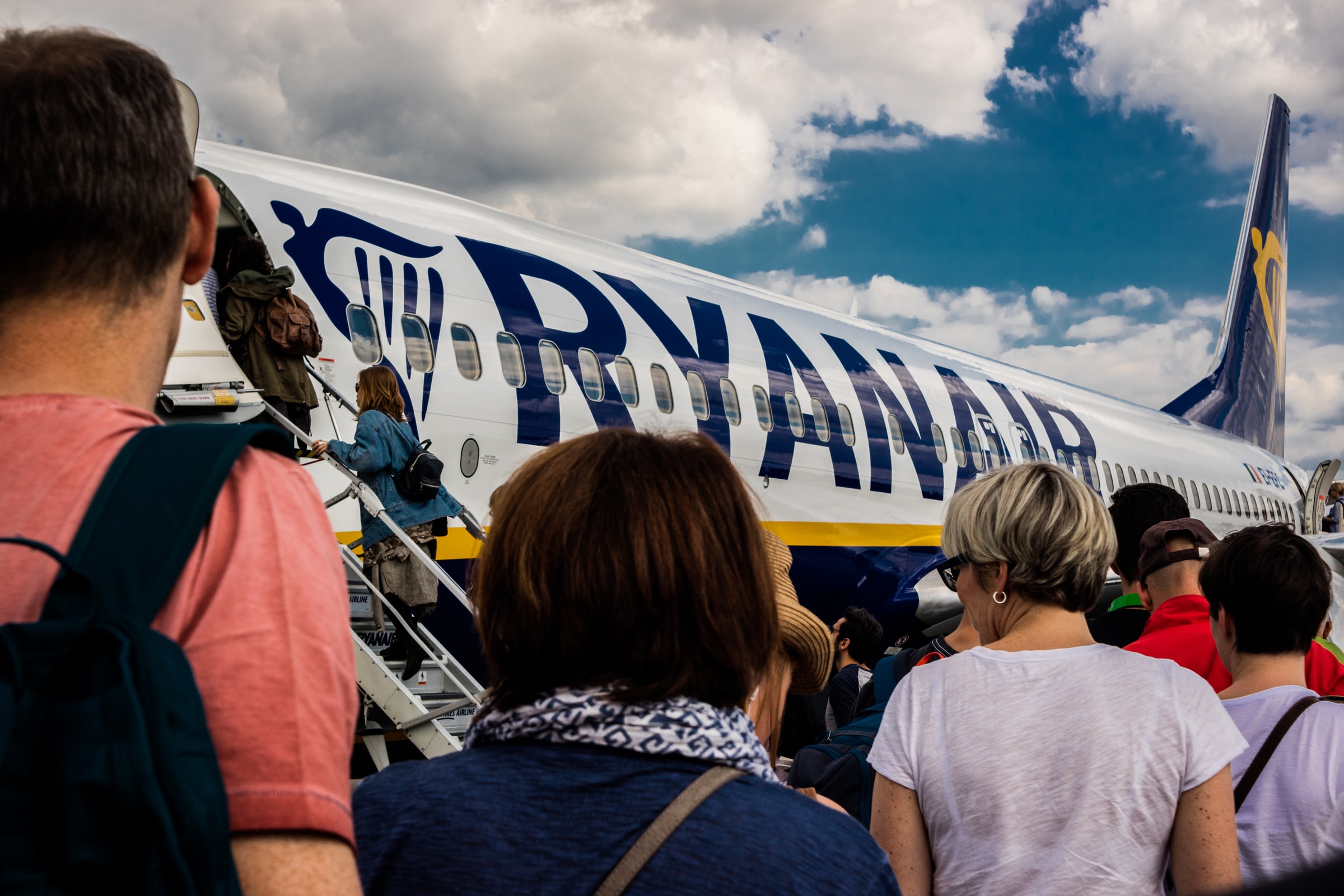 Voar com companhia aérea low cost: os prós e contras e se vale a pena