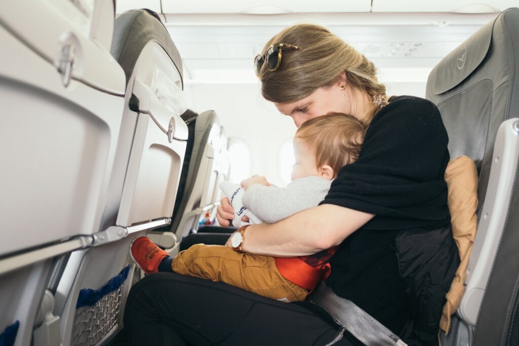 Ao viajar com crianças prefira voos  noturnos e de curta duração