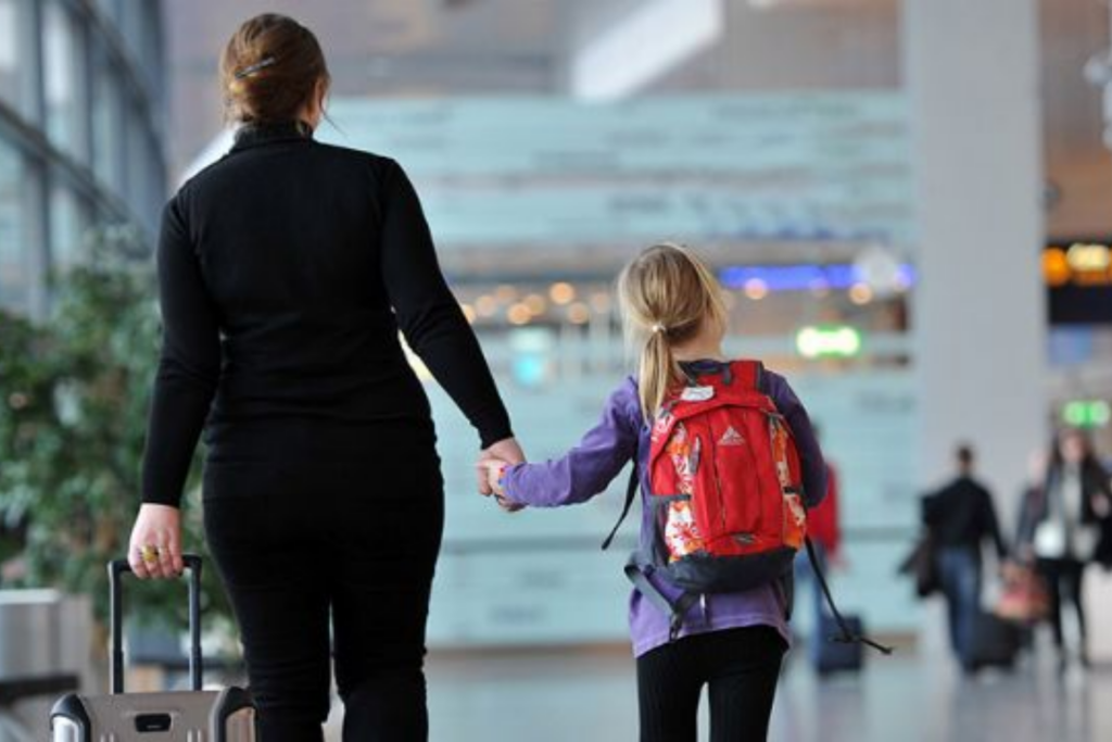 Se a criança vai viajar sozinha é necessário ter uma autorização judicial dos pais