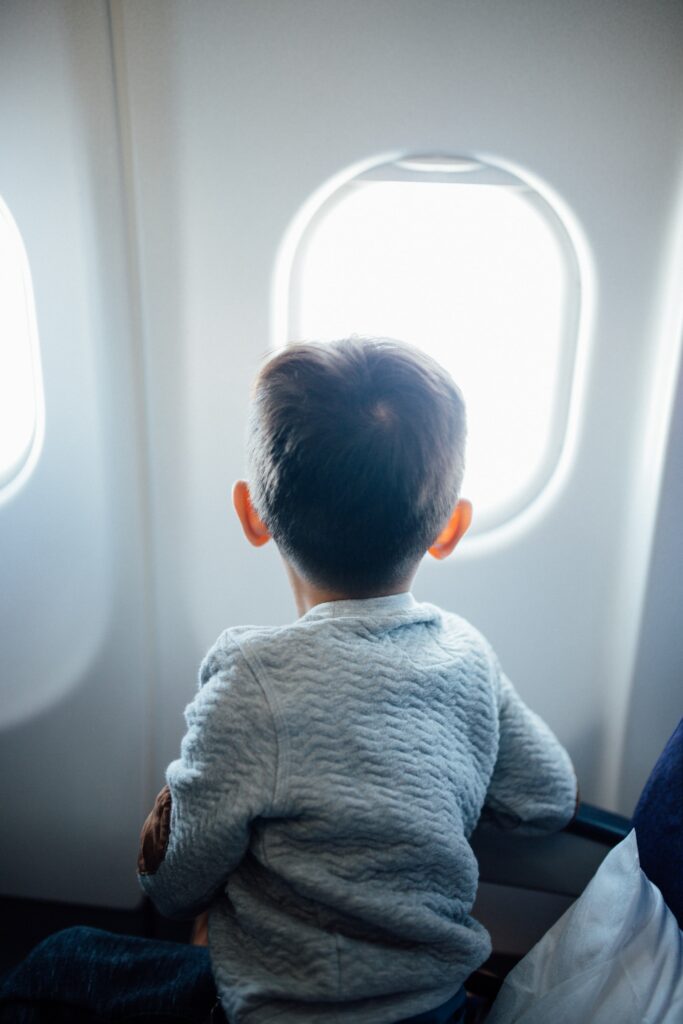 Veja em quais situações as crianças devem pagar passagem aérea