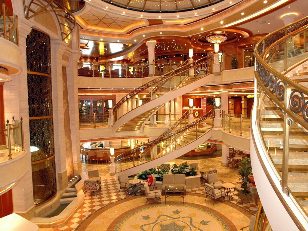 O interior de um navio é como os grande hotéis de luxo