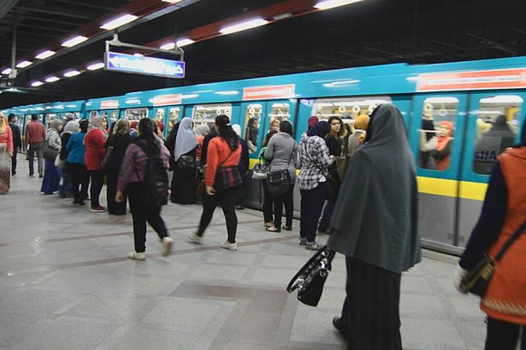 Uma maneira rápida e econômica de se locomover em algumas cidades do Egito é por meio do metrô