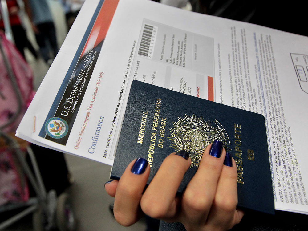 Os principais documentos para tirar o visto são o passaporte e a página de confirmação do formulário DS-160