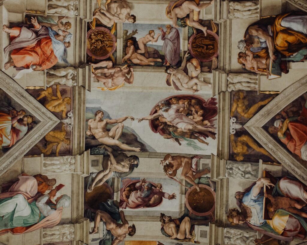 No teto da Capela Sistina está uma das pinturas mais famosas de Michelangelo