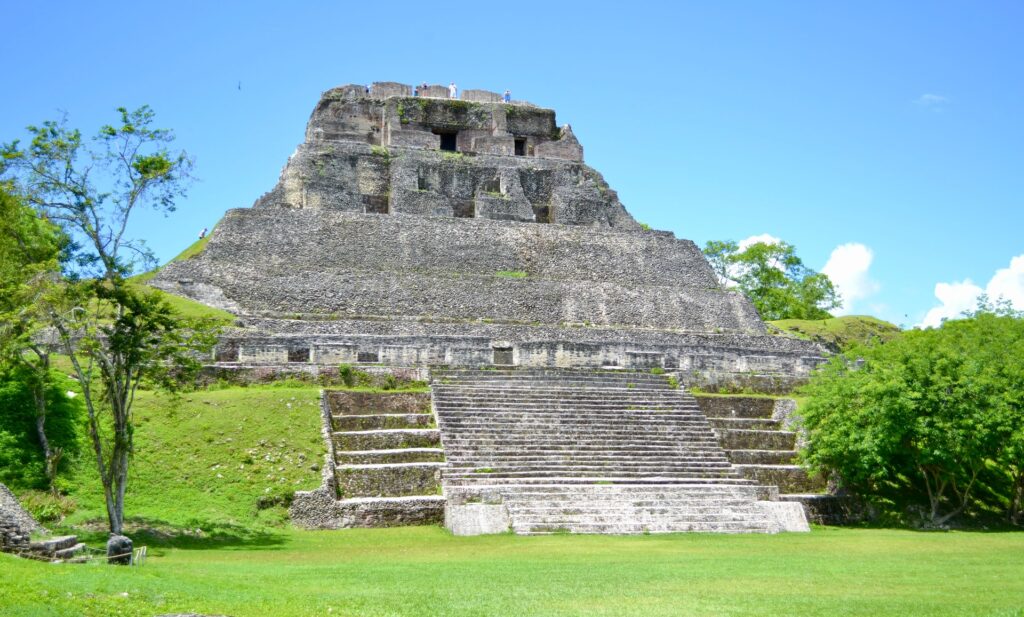 Além de lindas praias, os visitantes podem aprender sobre a história maia em Belize