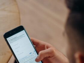 Homem mexendo no celular cartão de credito