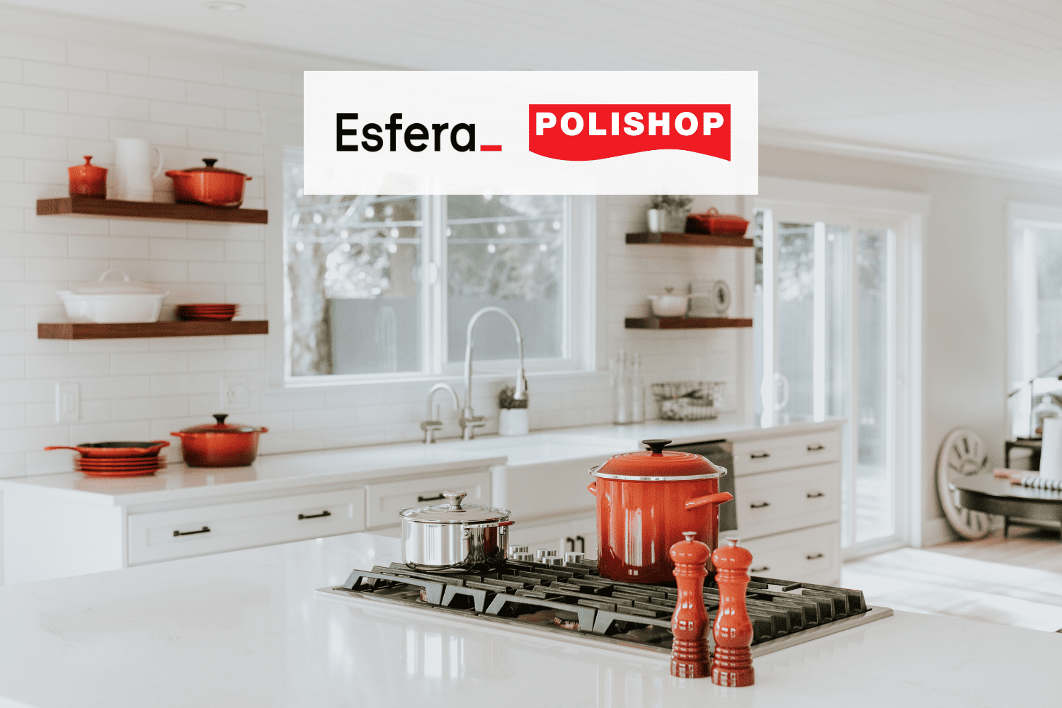 cozinha branca com panelas vermelhas com logo esfera polishop