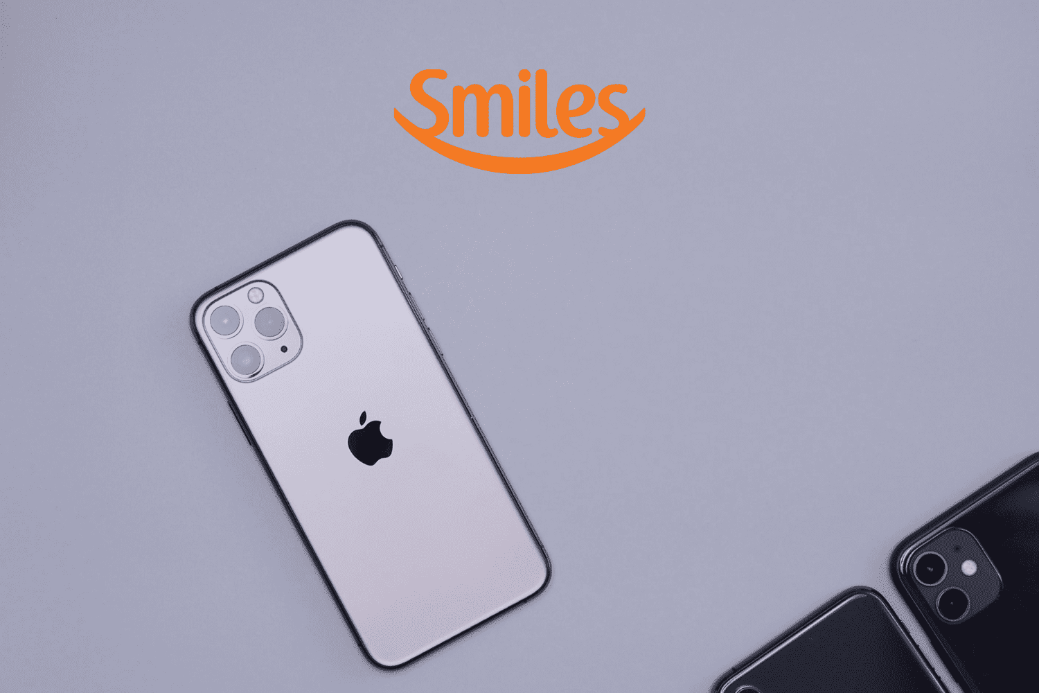 iphone branco com a logo Smiles