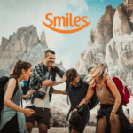 grupo de amigos felizes em frente a montanhas com logo smiles