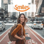 menina branca sorridente na rua com logo smiles