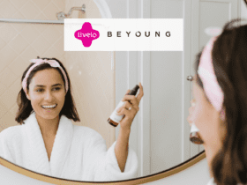 mulher parda utilizando produto de beleza com logo livelo beyoung