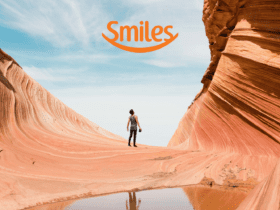 homem olhando para o céu com a logo Smiles