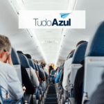 corredor de um avião com logo TudoAzul