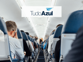 corredor de um avião com logo TudoAzul