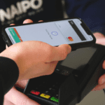 mão com o celular pagando através da carteira digital apple pay