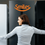mulher branca abraçando três geladeiras com a logo Smiles