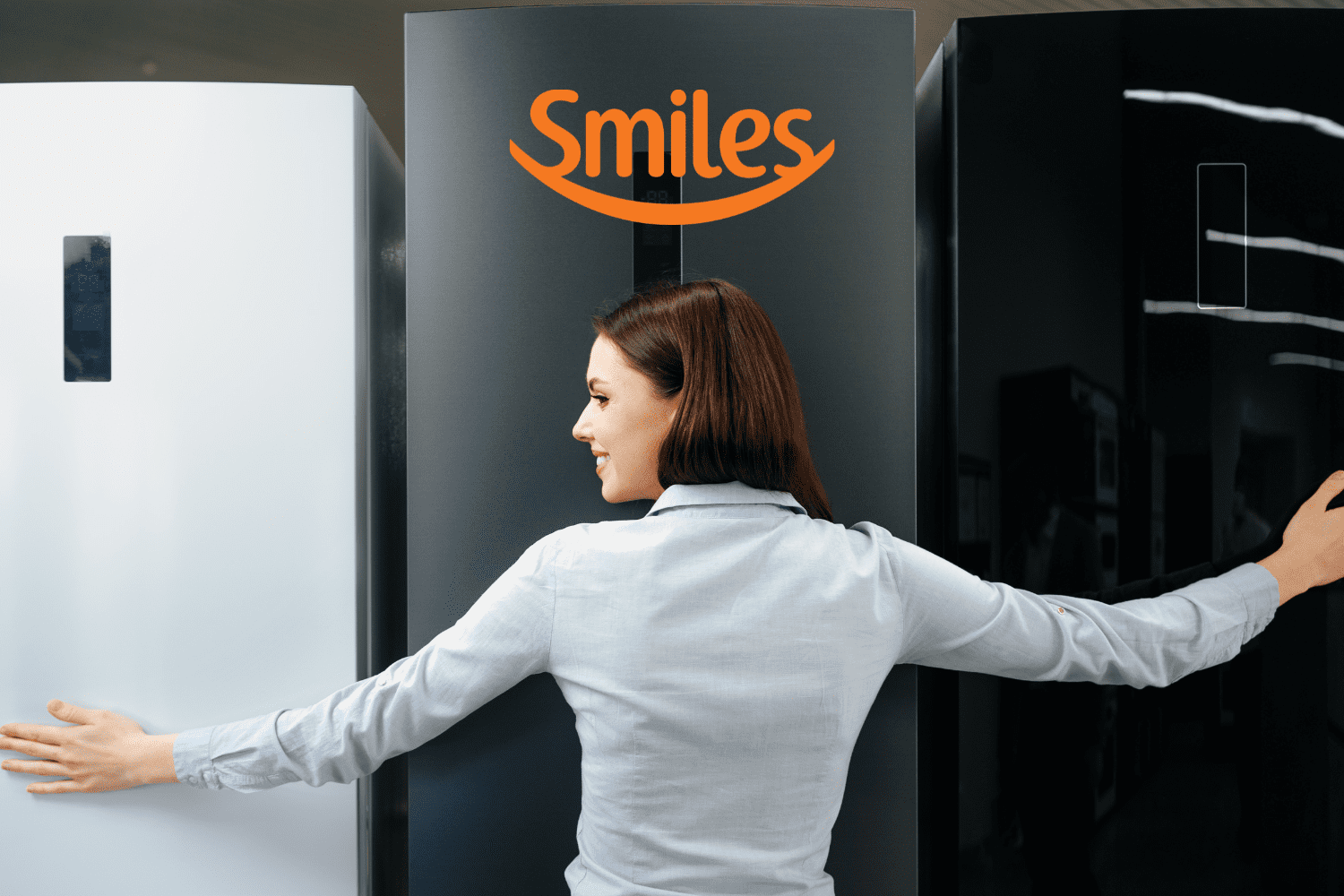 mulher branca abraçando três geladeiras com a logo Smiles