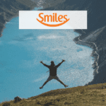 pessoa pulando olhando o horizonte com a logo Smiles