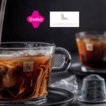 caneca de café com a logo Livelo e Luxury Loyalty