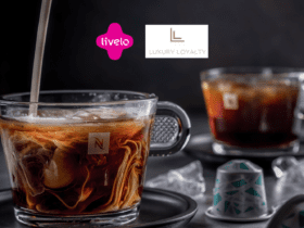 caneca de café com a logo Livelo e Luxury Loyalty
