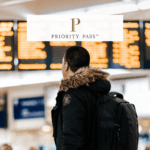 homem no aeroporto com logo priority pass