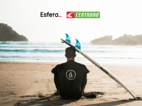 prancha de surfe encostada em surfista com logo Esfera Centauro