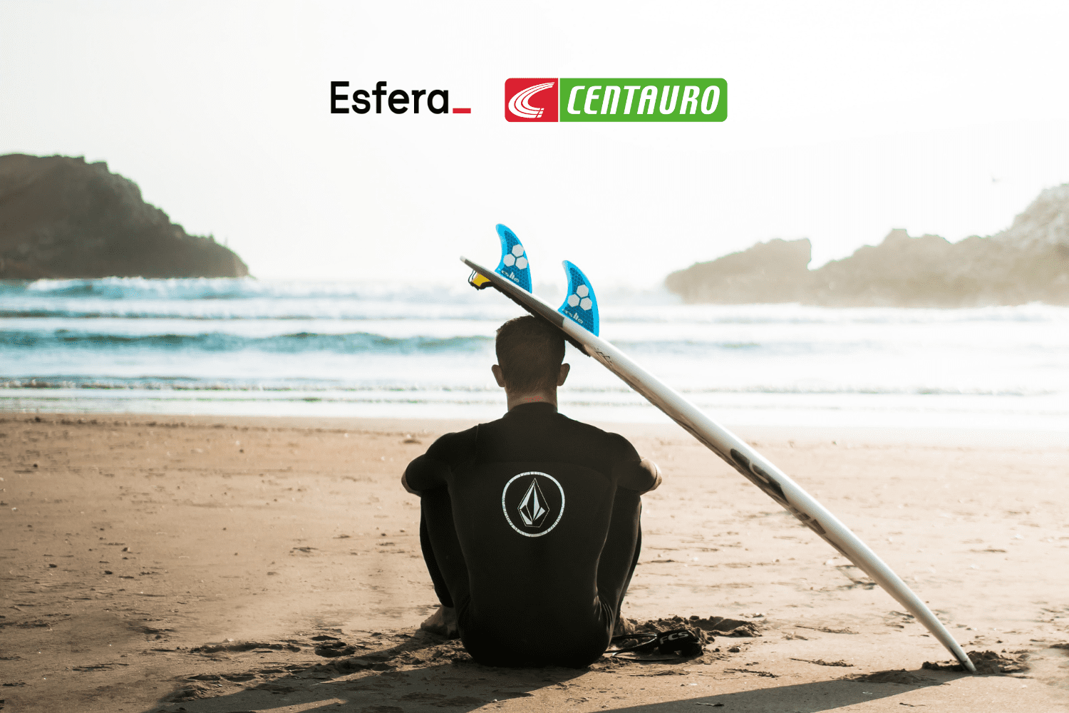 prancha de surfe encostada em surfista com logo Esfera Centauro