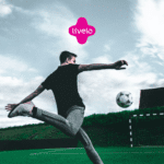Homem branco jogando futebol com logo Livelo