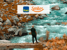 Homem olhando uma cachoeira com logo Smiles Itaú