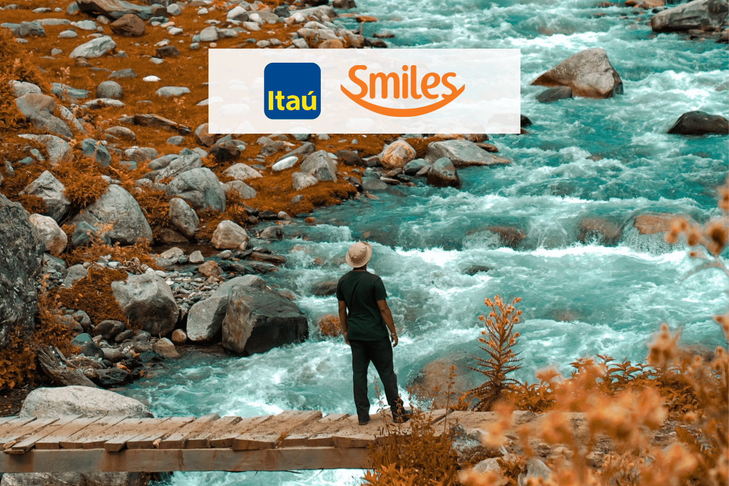 Homem olhando uma cachoeira com logo Smiles Itaú