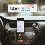 celular preso no carro com o aplicativo do uber e a logo british airways