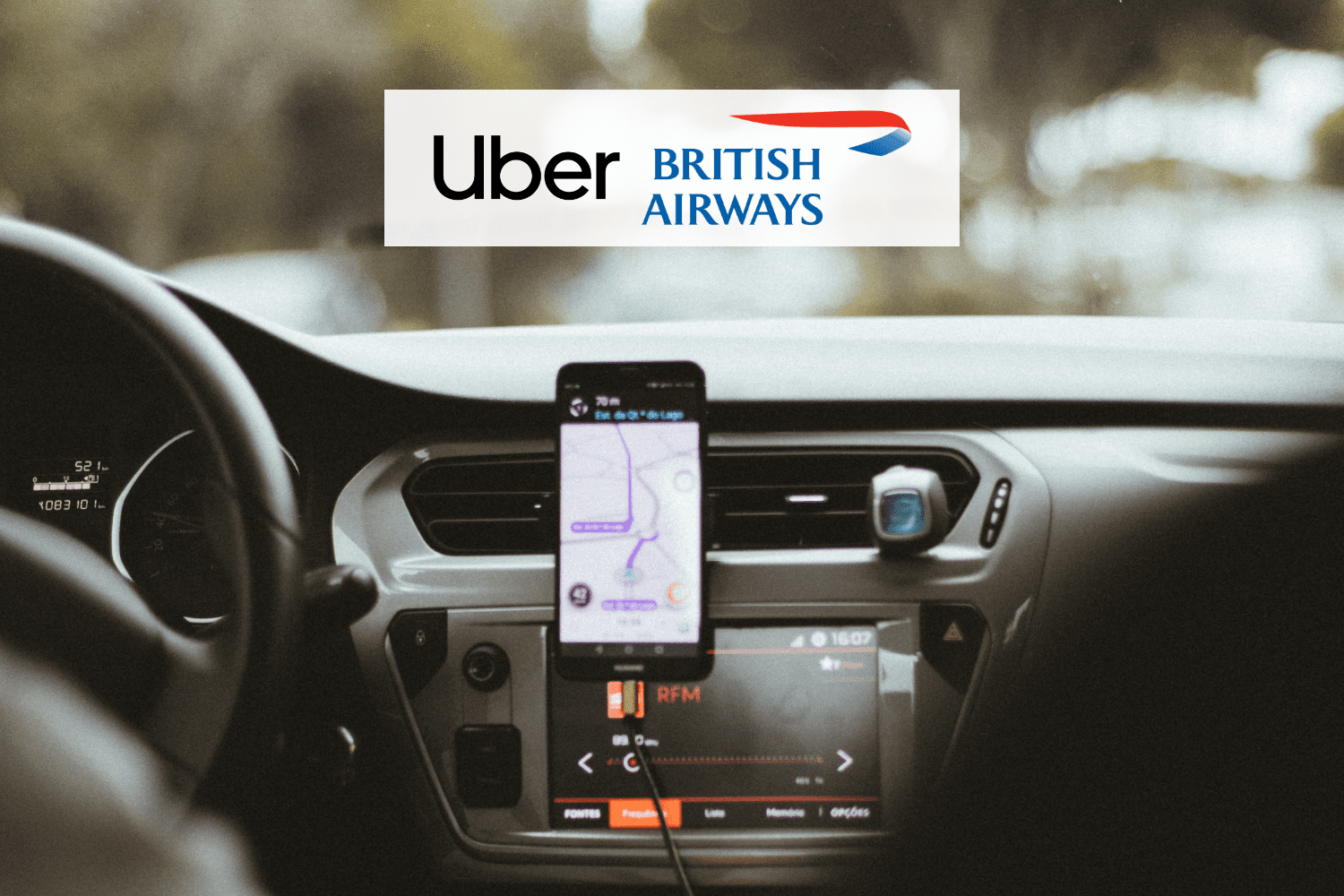 celular preso no carro com o aplicativo do uber e a logo british airways