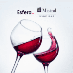 Duas taças de vinho com logo Esfera e Mistral