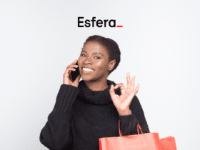 mulher preta sorrindo no telefone e com sacola de compra com logo Esfera