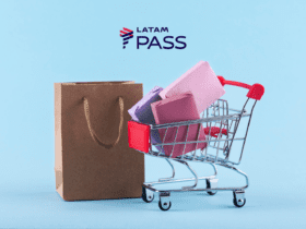 carrinho de compras com sacolas e logo Latam Pass