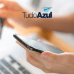 mão segurando celular e cartão de crédito com logo TudoAzul