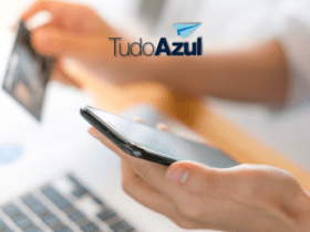 mão segurando celular e cartão de crédito com logo TudoAzul
