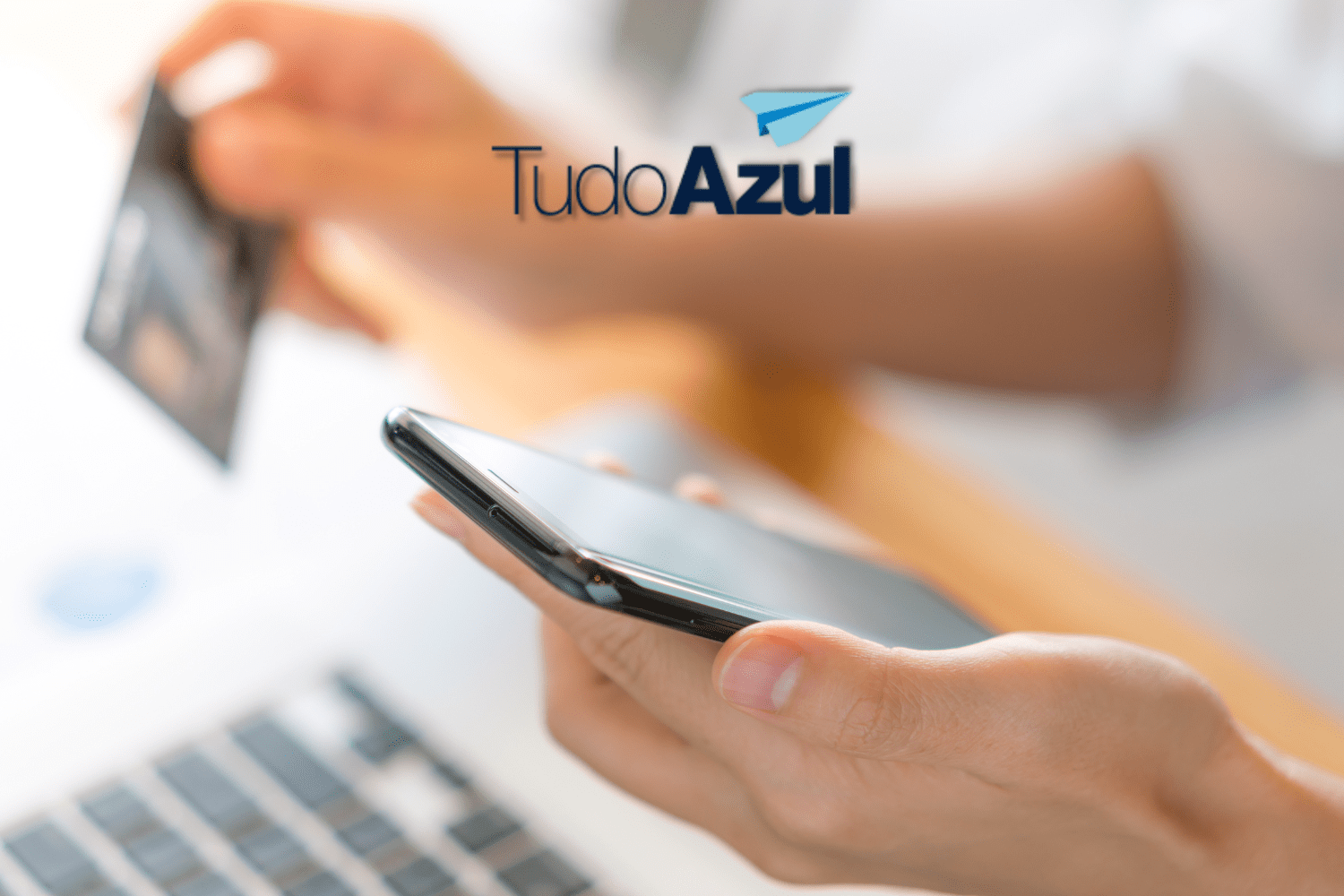 mão segurando celular e cartão de crédito com logo TudoAzul
