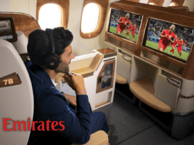 homem branco assistindo futebol na aeronave do Emirates