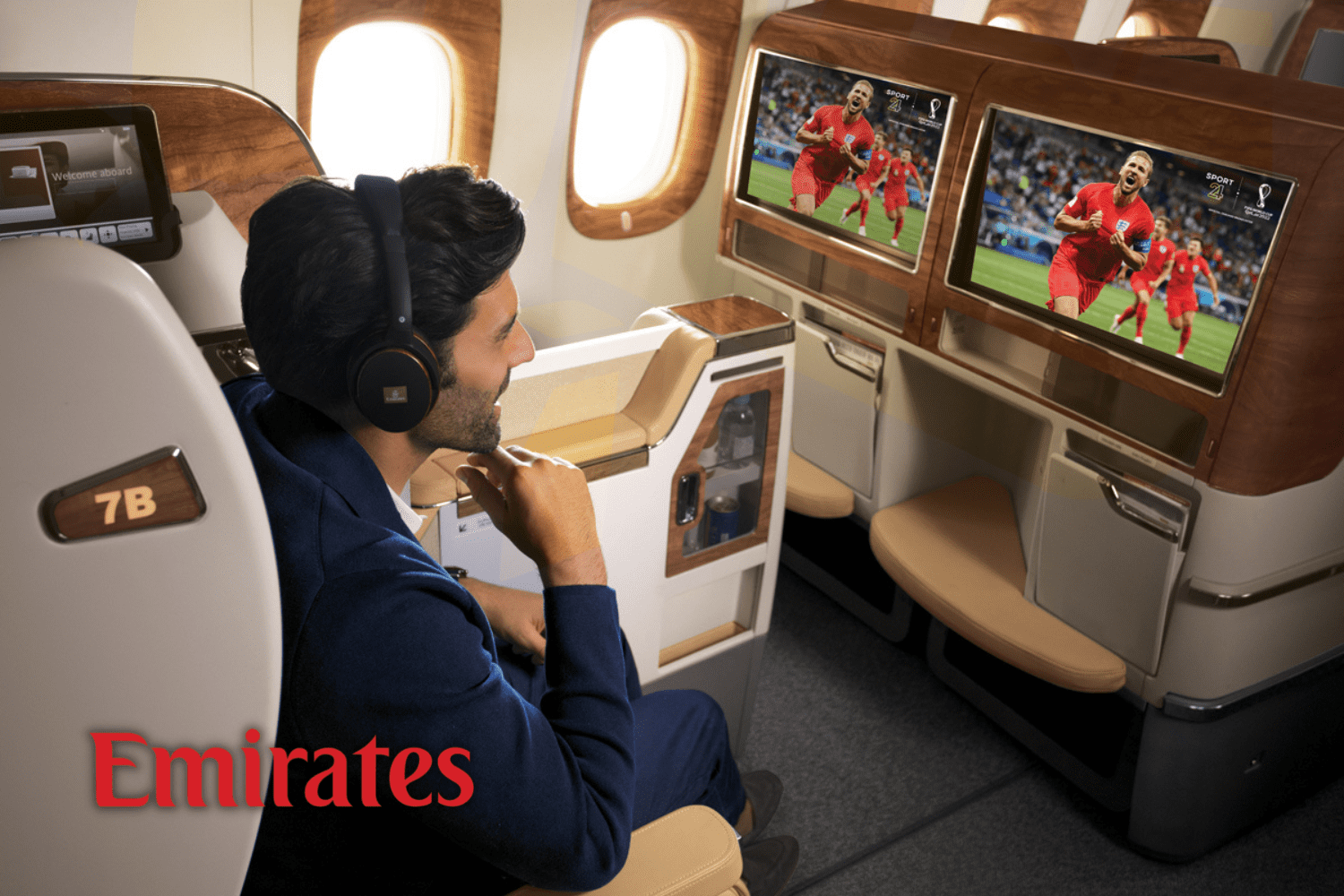 homem branco assistindo futebol na aeronave do Emirates