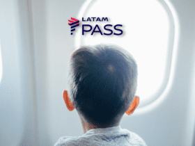menino olhando na janela de um avião com a logo Latam Pass