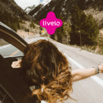 mulher na janela do carro com a logo Livelo