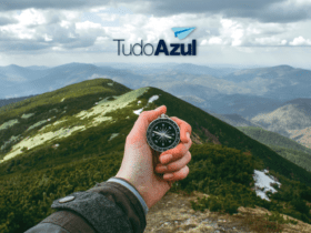 mão segurando uma bússola com logo TudoAzul