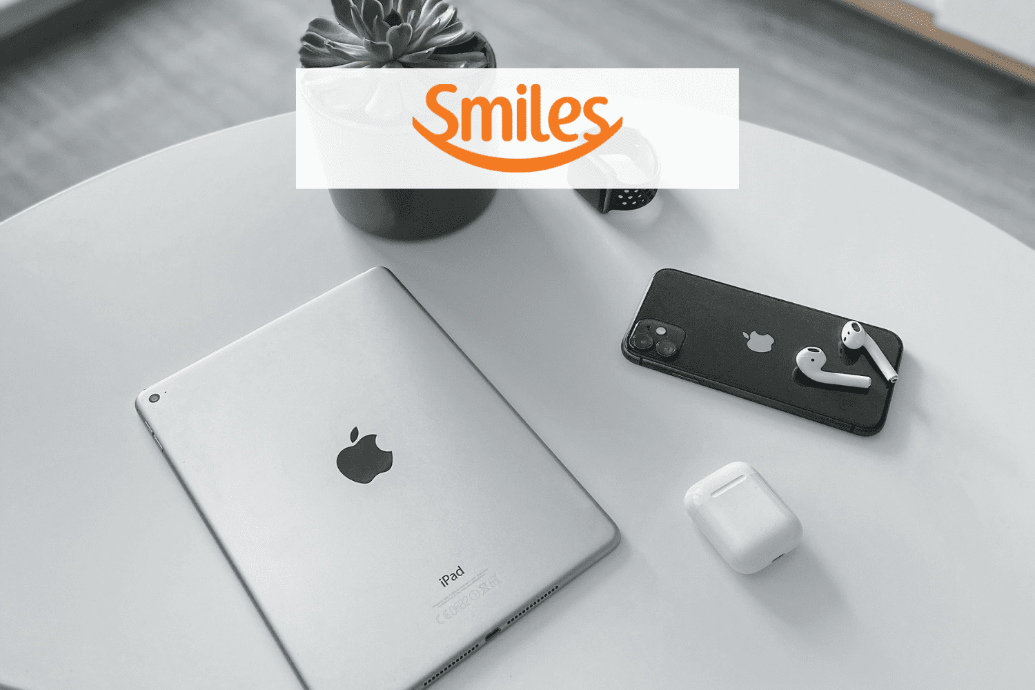 produtos apple em uma mesa com logo Smiles