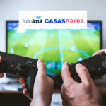 duas pessoas jogando video game com logo TudoAzul e Casas Bahia