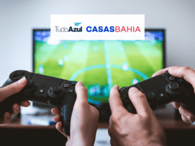 duas pessoas jogando video game com logo TudoAzul e Casas Bahia