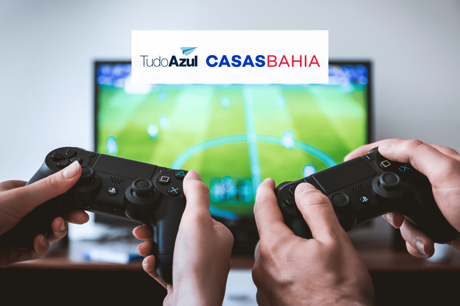 duas pessoas jogando video game com logo TudoAzul e Casas Bahia